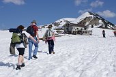 Pasquetta in compagnia sulle nevi del Rifugio Gherardi il 13 aprile 09 - FOTOGALLERY